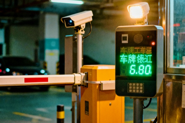 停车场门口道闸监控收费装置一起叫什么？停车场出入口设备与系统功能介绍