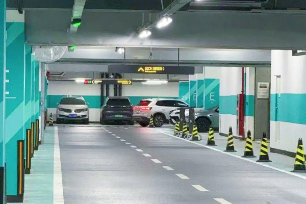 网红商场地下停车场的“停车烦恼”:80万客流背后的动线之困 网红商场地下停车场的“停车烦恼”:80万客流背后的动线之困