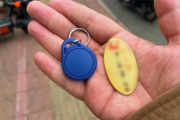 门禁卡黑市调查：10元可复制，外卖员的便利与业主的安全困局