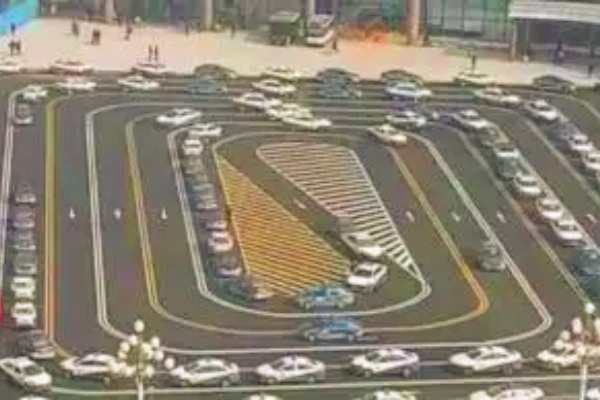 沧州西站停车场成“网红蚊香盘”:螺旋设计背后的治堵考量 沧州西站停车场成“网红蚊香盘”:螺旋设计背后的治堵考量