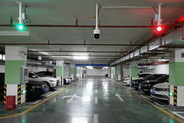 智能停车场车位监测与引导系统：破解停车难的科技方案