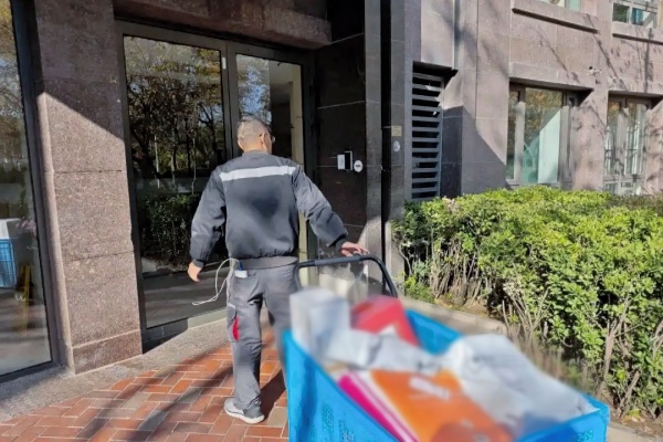 小区门禁升级后快递小哥遇阻，北京一社区推“刷脸通行”破局