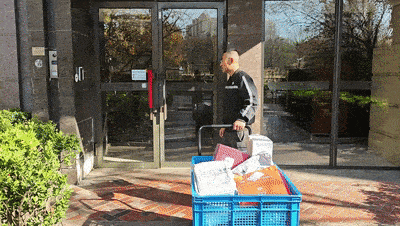 小区门禁升级后快递小哥遇阻，北京一社区推“刷脸通行”破局