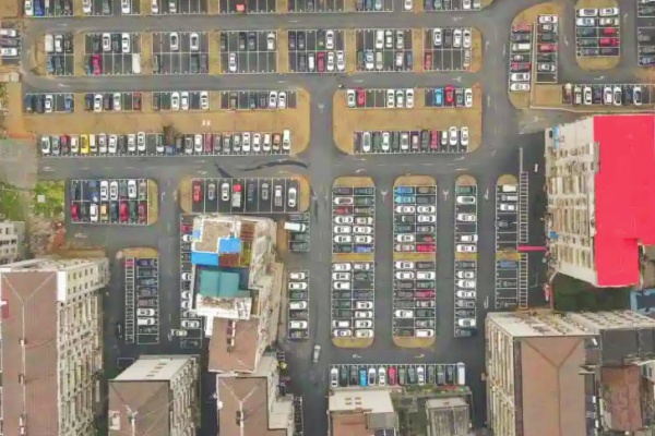 小车位里的民生答卷：汉寿2.6万个公共车位免费开放背后的治理实践