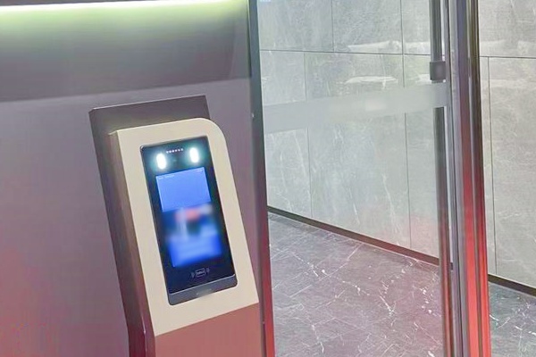 刷脸进门成标配？深圳小区门禁乱象调查：替代选项被隐藏，数据安全无下文