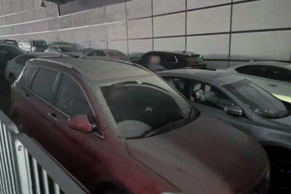 深圳多区域现“僵尸车”围城:市政路拥堵、停车场占位,治理为何遇阻? 深圳多区域现“僵尸车”围城:市政路拥堵、停车场占位,治理为何遇阻?