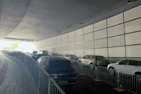 深圳多区域现“僵尸车”围城:市政路拥堵、停车场占位,治理为何遇阻? 深圳多区域现“僵尸车”围城:市政路拥堵、停车场占位,治理为何遇阻?