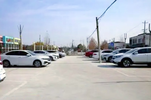 滕州市级索镇闲置地块改造停车场,缓解校园周边交通压力 滕州市级索镇闲置地块改造停车场,缓解校园周边交通压力