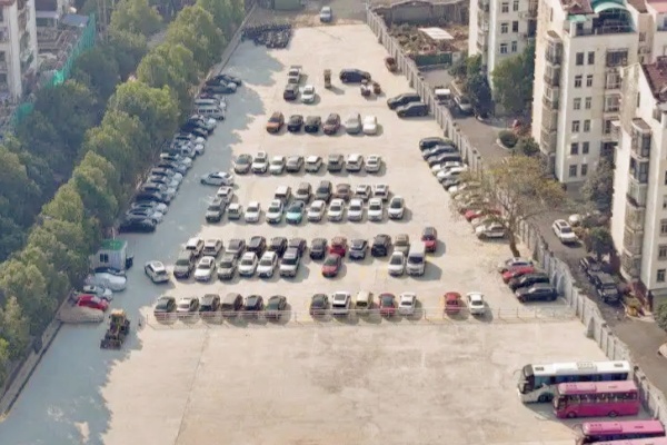 长沙芙蓉区一闲置10余年地块焕新，变身108车位便民停车场