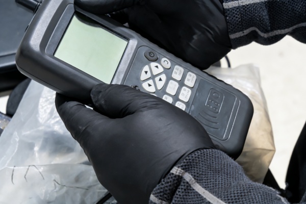 10元可克隆小区门禁卡，外卖快递员高频使用 业主安全争议引关注