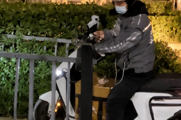 10元可克隆小区门禁卡,外卖快递员高频使用 业主安全争议引关注 10元可克隆小区门禁卡,外卖快递员高频使用 业主安全争议引关注