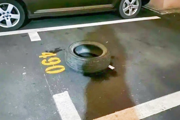 上海山姆超市停车场现“人肉占车位”纠纷,自动泊车车辆僵持致拥堵 上海山姆超市停车场现“人肉占车位”纠纷,自动泊车车辆僵持致拥堵