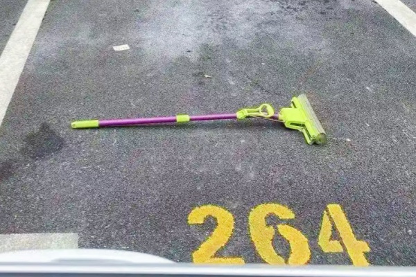 上海山姆超市停车场现“人肉占车位”纠纷,自动泊车车辆僵持致拥堵 上海山姆超市停车场现“人肉占车位”纠纷,自动泊车车辆僵持致拥堵