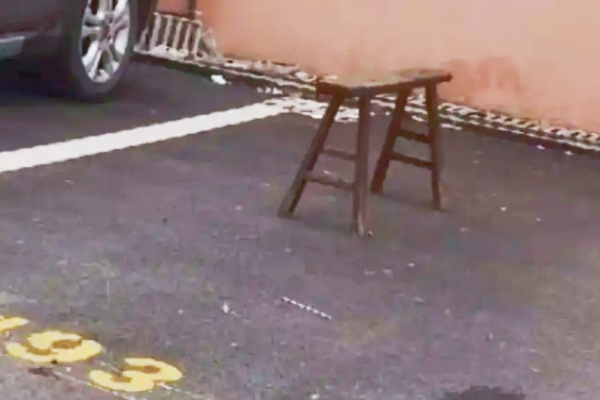 上海山姆超市停车场现“人肉占车位”纠纷,自动泊车车辆僵持致拥堵 上海山姆超市停车场现“人肉占车位”纠纷,自动泊车车辆僵持致拥堵