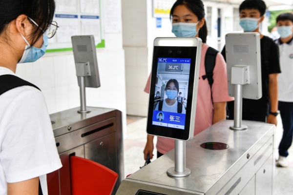 智慧校园通道摆闸：从“人防”到“技防”的校园安全进化论