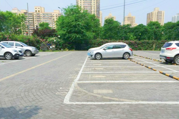 今年多地密集下调停车费，免费停车时段延长惠及民生