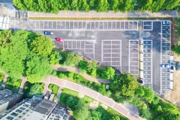 多地优化停车收费政策，降低市民出行成本