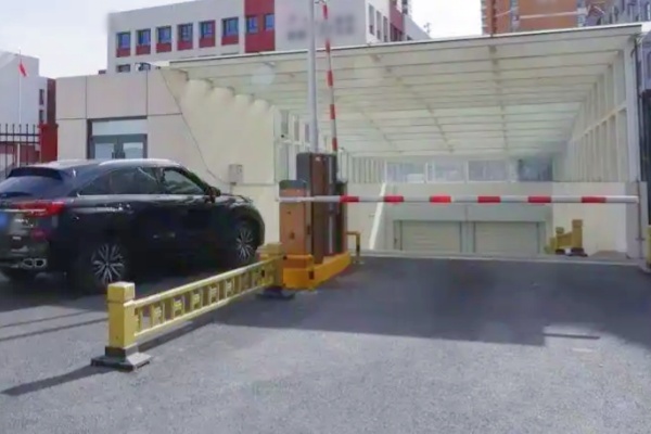 神木市第十五小学地下停车场对外开放，有效缓解周边停车压力