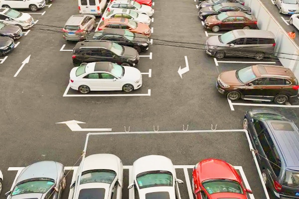 杭州机关企事业单位停车场错时共享上线，首批释放1.7万余个泊位缓解停车难