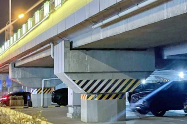 北京桥下空间变身停车场：收费标准不统一、供需矛盾待解