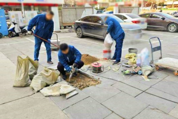 烟台芝罘区完成19处停车场设施改造，聚焦路面与标识改善停车环境
