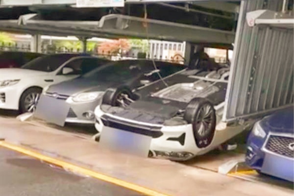 杭州上城区行政服务中心立体车库发生车辆坠落事故，缆绳断裂致新车损毁严重